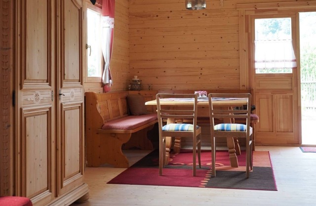 Maison en bois confortable avec grand jardin et terrasse