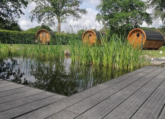 Gemütliches Schlaffass am Schwimmteich