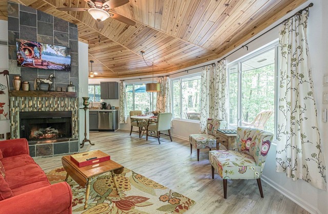 Nouveau bungalow privé distinctif, foyer unique, forêt boisée, près de UNG