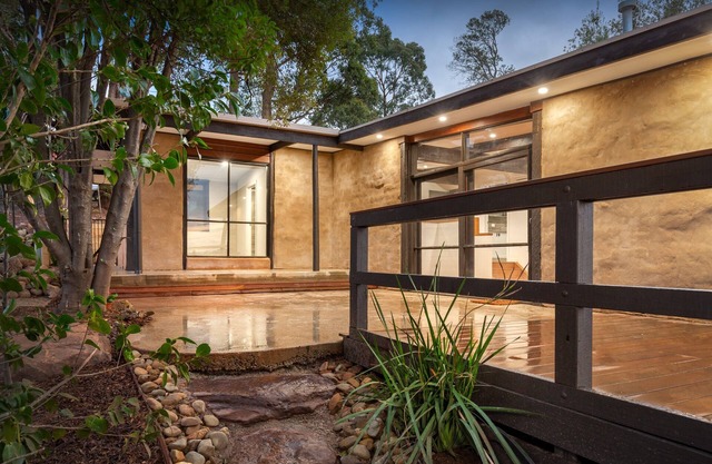 Gembrook Views Unique and recently renovated 2br mudbrick house