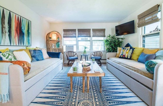 Geneva Beach House Geneva Suite |1st Floor |Walk to the Lake |Shared Backyard |Parking