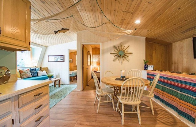 Geneva Beach House Delavan Suite |Easy .5 Mile Walk to the Lake |Shared Backyard |Parking