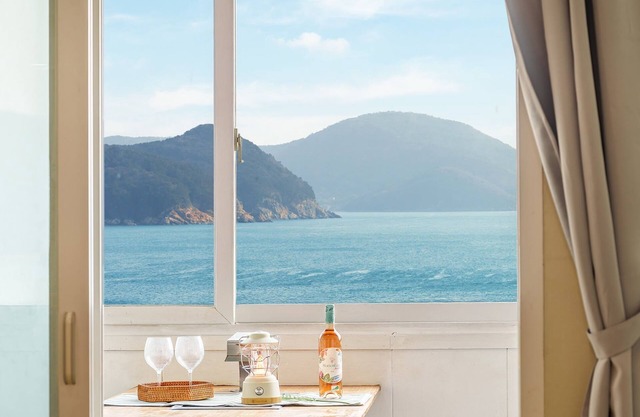 Geoje Kkachi and Santorini Pension