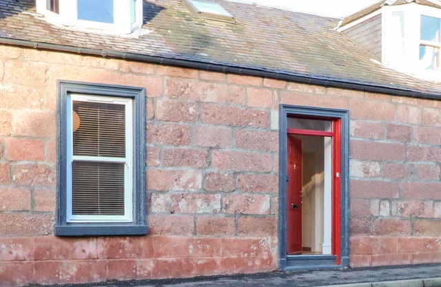 GEORGE COTTAGE, pet friendly, with open fire in Blairgowrie
