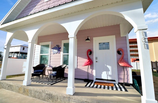 "Georgia Sand" is 600 steps to the beach! This 2BD/2BA adorable cottage sleeps 8!