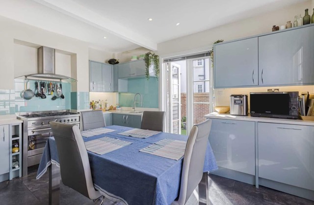 Georgian 4 bed historic house,100m City Centre w/ garden & free private parking
