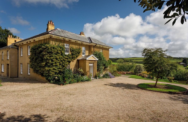 Georgian Country House Secluded in 4 Acres with 8 Large En-Suite Bedrooms