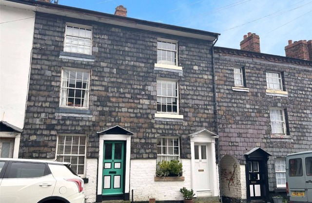 Georgian House to let in Newtown, Powys. Mid Wales. Accommodation for 4 persons.
