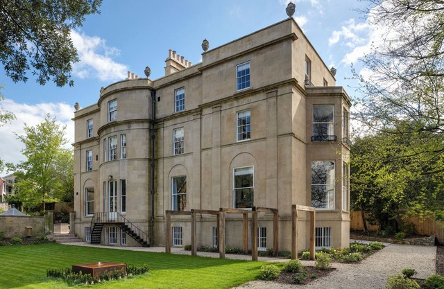 Georgian manor house, 5 minutes to Bath city centre, complimentary breakfast