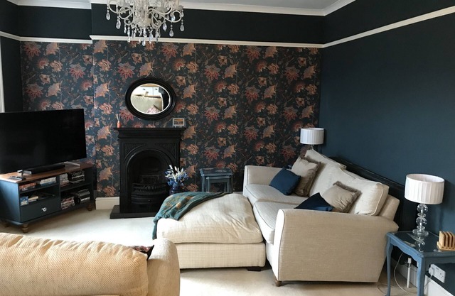 GEORGIAN TOWNHOUSE APARTMENT: LARGE ONE BEDROOM WITH PARKING IN CENTRAL WHITBY