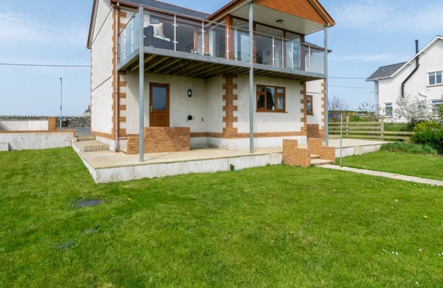 Cette superbe maison spacieuse est située sur son propre terrain clos dans le village de Four Mile Bri