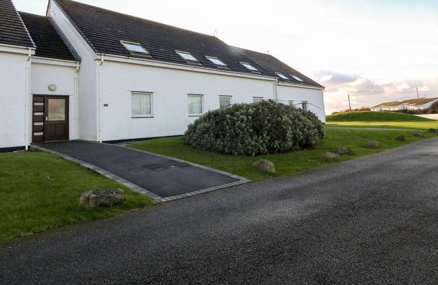 GER-Y-LLI, pet friendly, character holiday cottage in Trearddur Bay