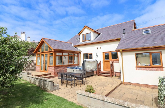 GER Y MOR, pet friendly, country holiday cottage in Cemaes Bay