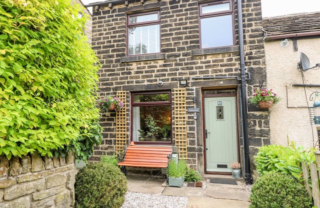 GERALDENE, romantic, character holiday cottage in Holmfirth