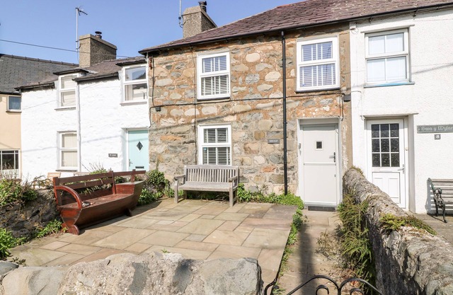 GERALLT, pet friendly, character holiday cottage in Morfa Nefyn
