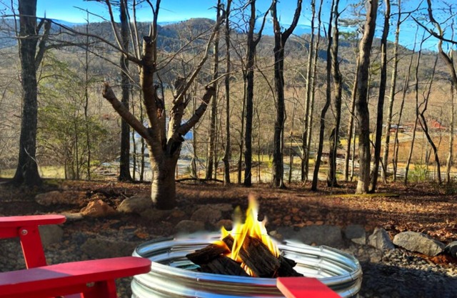 German Inspired! Mountain Views, Arcade, Firepit!
