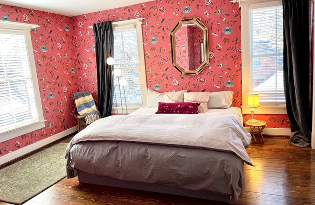 Village hideaway. Artist loving decor. Blissful garden. Parking. Historic.