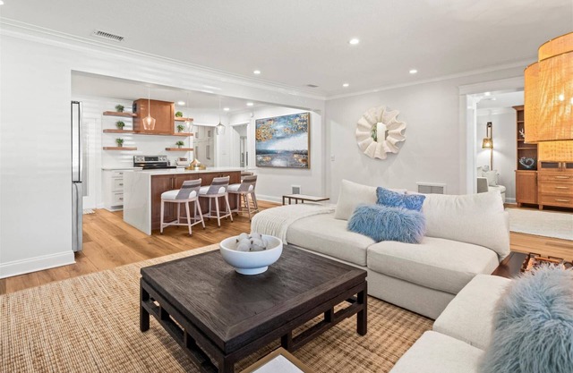 Sea Glass Inn - Stylish Home with Covered Patio and Gameroom in St Pete