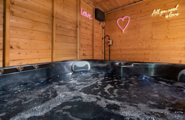 Get Away Home With Hot Tub Sleeps 7