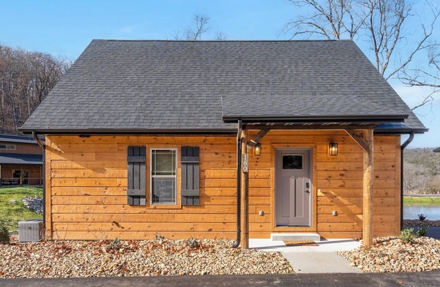Get Free Tickets + Golf Discounts when you stay at this New 2Bd/2Ba Cabin at Tall Timbers!!