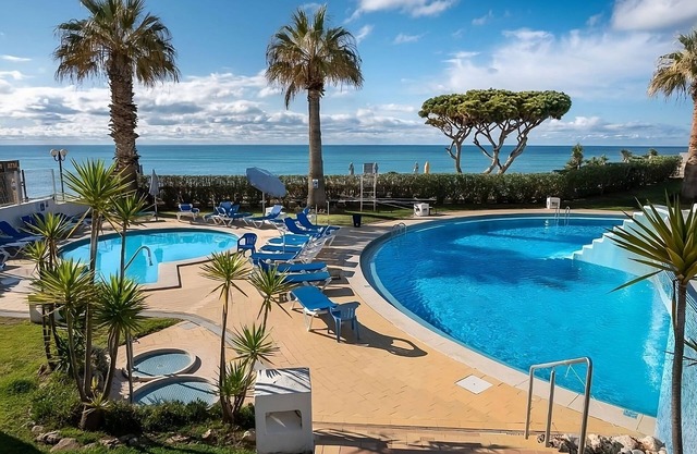 Get Ready for Blissful Getaway! 4 Homely Units, Pool or Sea View, Kitchenettes!
