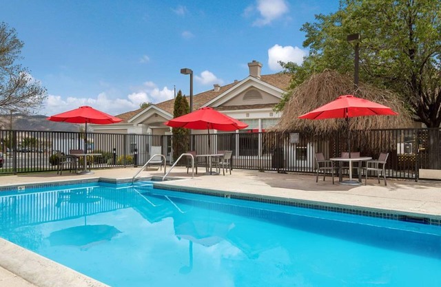 Get Ready for Blissful Getaway! 3 Relaxing Units w/ Full Kitchen, Pets Allowed!