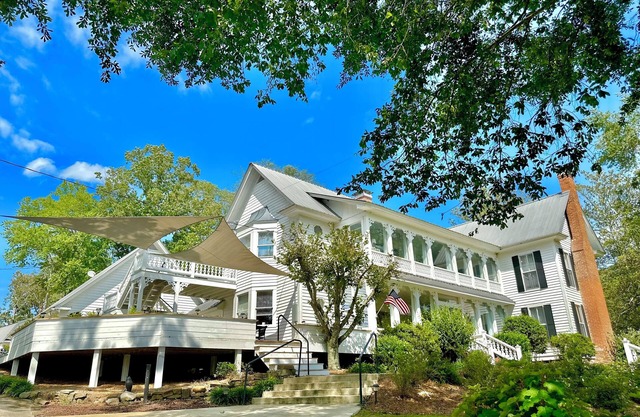 Winter Getaway at the "Gardenia" Suite -Hottub, kayaks, fire pit, & lake access!
