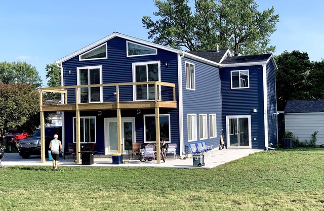 Getaway On The Bay!! Stunning views on Lake Erie, 4 bed- 4 bath.