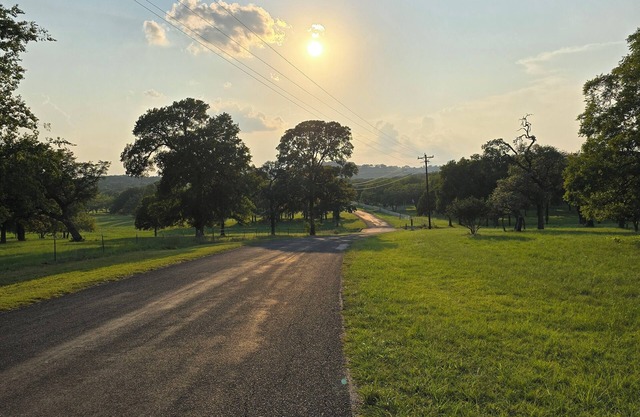 Getaway to the Beautiful, Texas Hill Country! Sweet 4 Bedroom Home on 6 Acres