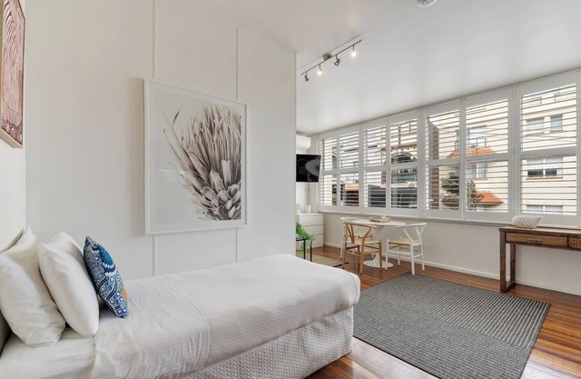 Getawayz NSW - Bay Court III -Spacious Waterside Studio next to Hayes Beach, Cafes & Ferry!