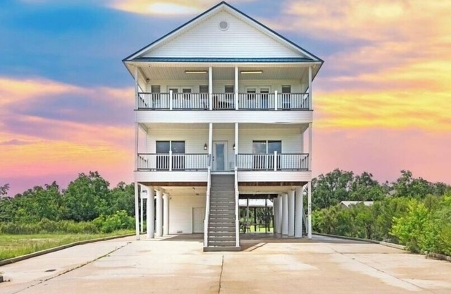 Getting Nauti by the Bay!! 5 Bedrooms, Waterfront!