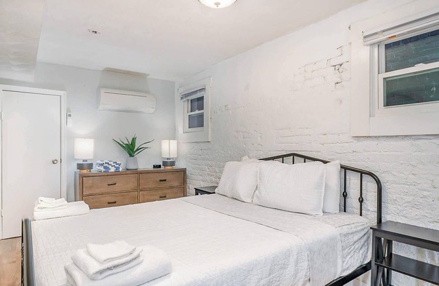 Ghent's Colonial Estate - Lower Level Suite