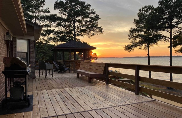 Gilbert Lakefront Retreat w/ Private Dock!