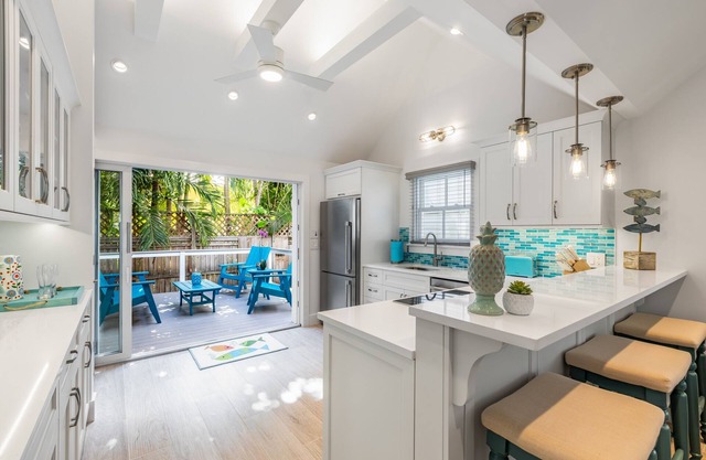 GILLEY'S PLACE ~ Fully Renovated 1 Bedroom, 1 Bath Cottage in Old Town!