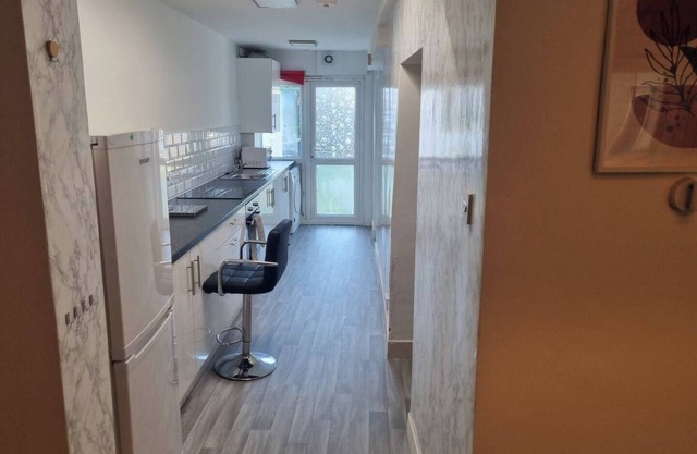 Gillingham 4BR Retreat - Free Parking
