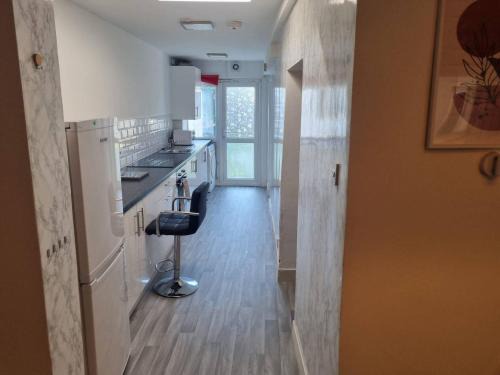 Gillingham 4-Bed Stay - Wifi Parking Ldn Access