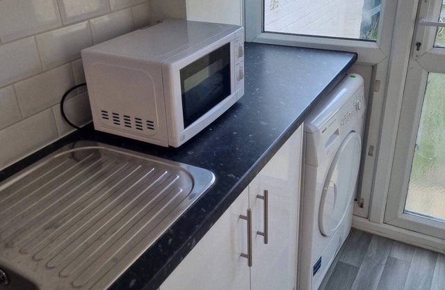 Gillingham 4BR Retreat - Free Parking