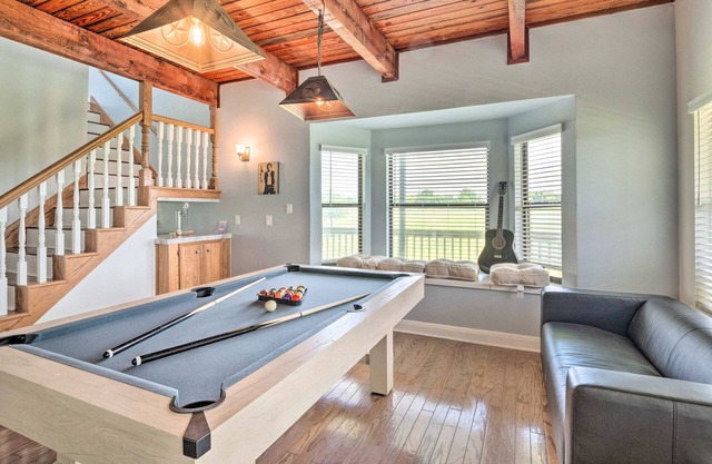 ‘Gingerland Ranch’ in Del Valle: Game Room & Porch