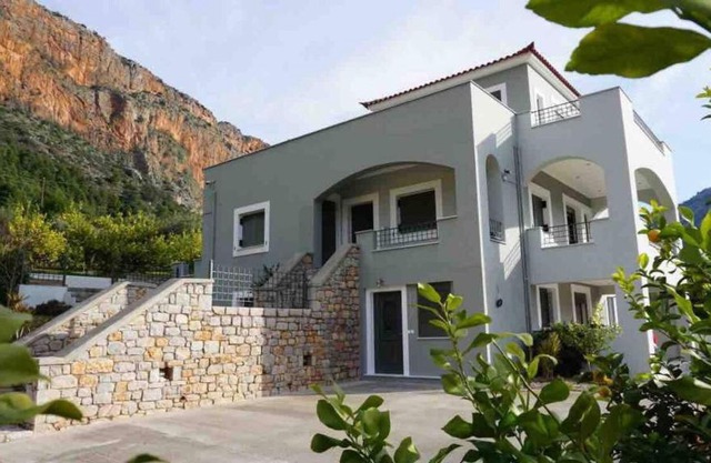 Giorgos’s Luxury Apartment.