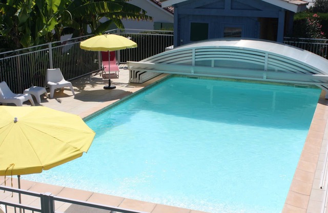 GRAND GITE AVEC PISCINE BILLARD WIFI VELOS VUE SUR LA CAMPAGNE JARDIN