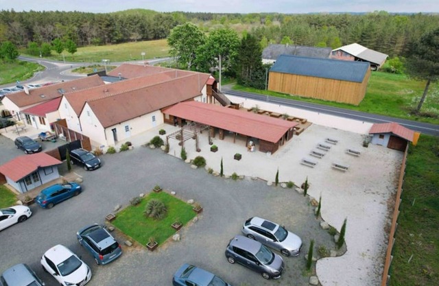 GITE 55 couchages salle 200 m2