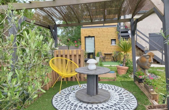 Studio avec terrasse couverte devant La Loire, à 5 min des jardins de Chaumont