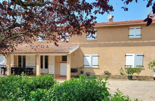 Gîte El Camillou: Cozy farmhouse for groups, families, and friends.