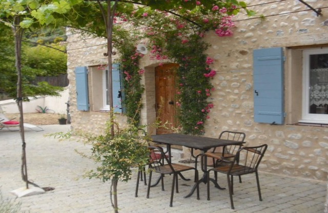 GITE ENTIEREMENT RESTAURE A LANCIENNE DANS PETIT VILLAGE PROVENCAL