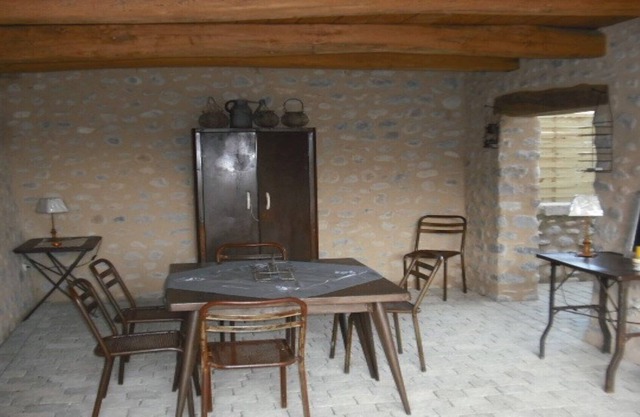 GITE ENTIEREMENT RESTAURE A L ANCIENNE DANS PETIT VILLAGE PROVENCAL