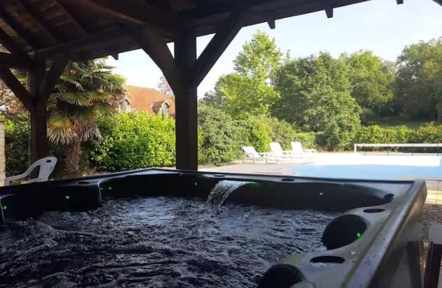 Gite for 25 people with swimming pool and jacuzzi