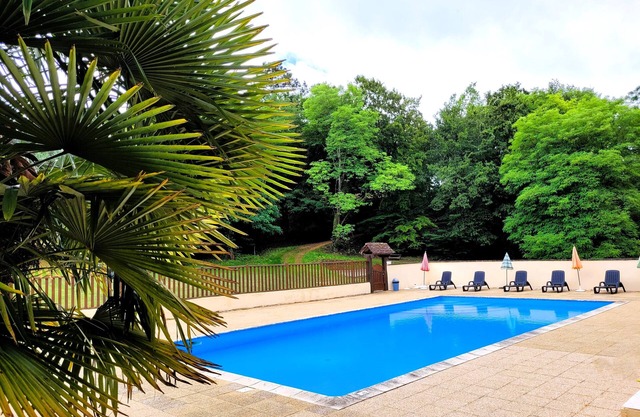 Gîte pour 5 à 7 personnes à Sarlat. Piscine chauffée à partager, nature, wifi