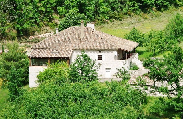 Maison indépendante 18ème en pierres, piscine, sur une réserve naturelle de 15ha
