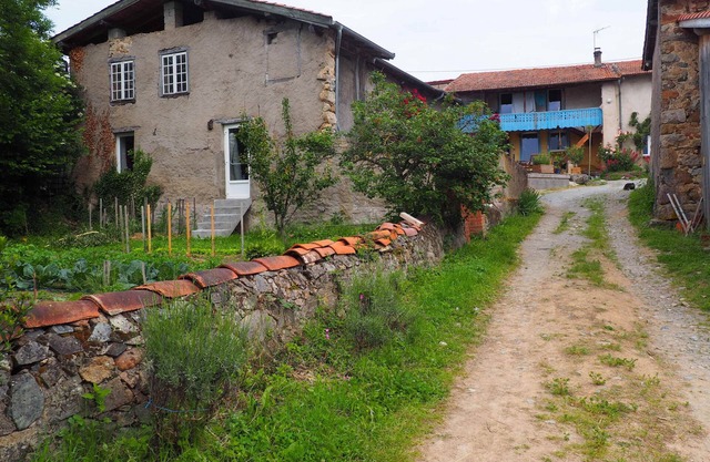 Gîte 'Lieu De Stages' avec Vue sur la Montagne, Terrasse et Jardin Partagés