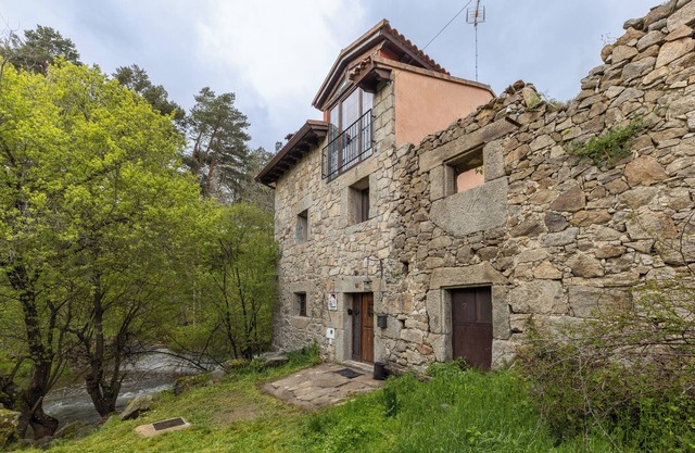 Gîte "Molino Navarenas" avec vue sur le lac, balcon et Wi-Fi
